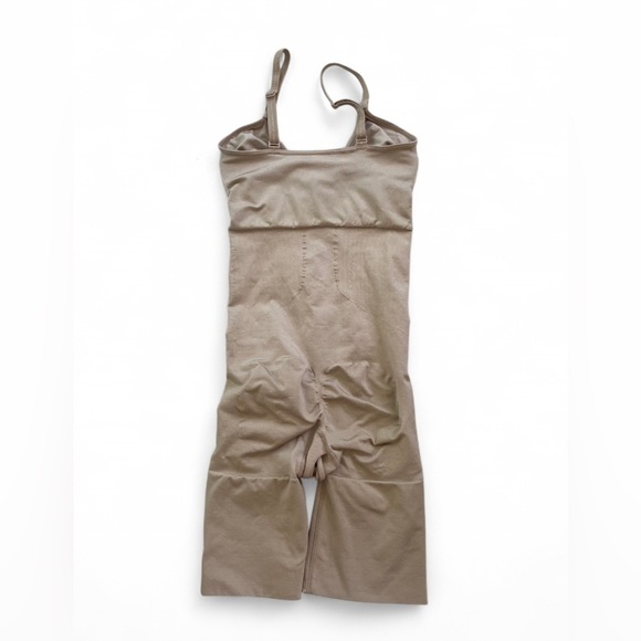 Spanx Shape wear Bodysuit Beige Size Small Adjustable Straps Wire Bra Unlined - Picture 2 of 7